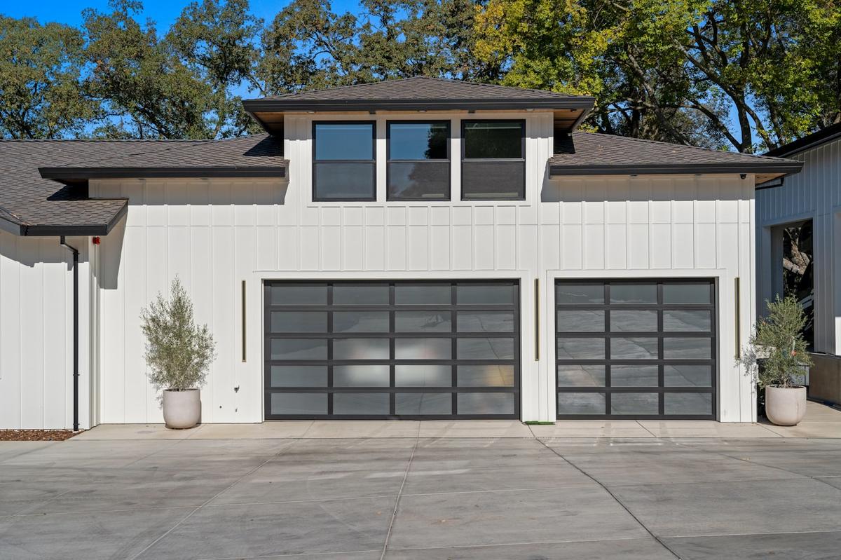 Modern residential garage doors on a contemporary home in the Portland and Vancouver area